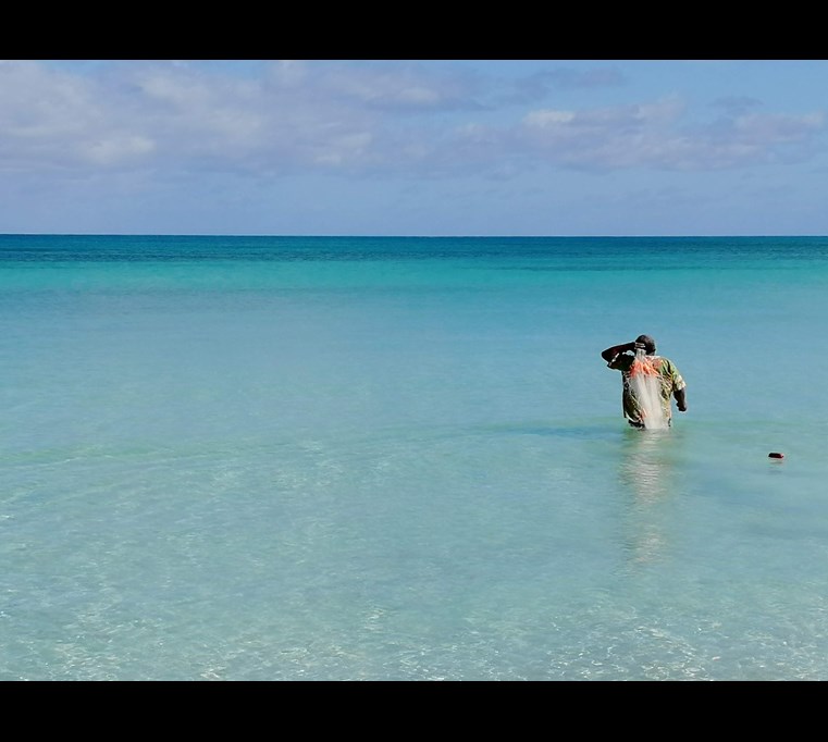 Fishing in Ouvea Island, New Caledonia, where Iaai language is spoken (© M. Franjieh 2019)